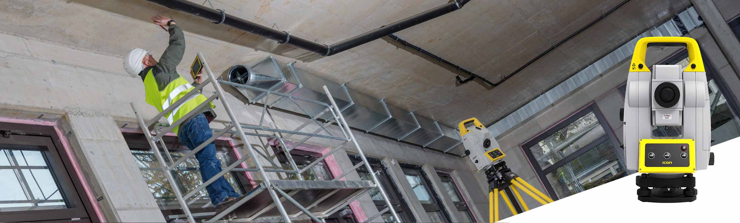 Un installateur MEP/CVCS marque des points d’implantation au plafond pendant que l’instrument d’implantation iCON iCT30 tourne automatiquement et met en évidence la position du point avec le faisceau laser.